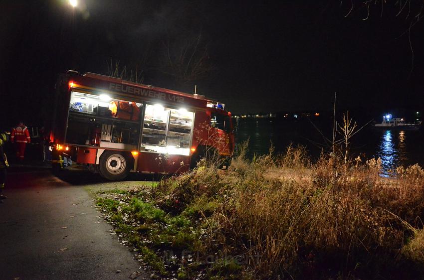 Einsatz BF Koeln PKW im Rhein Mondorf Hersel P151.JPG